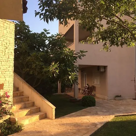 Hortenzija Apartment *